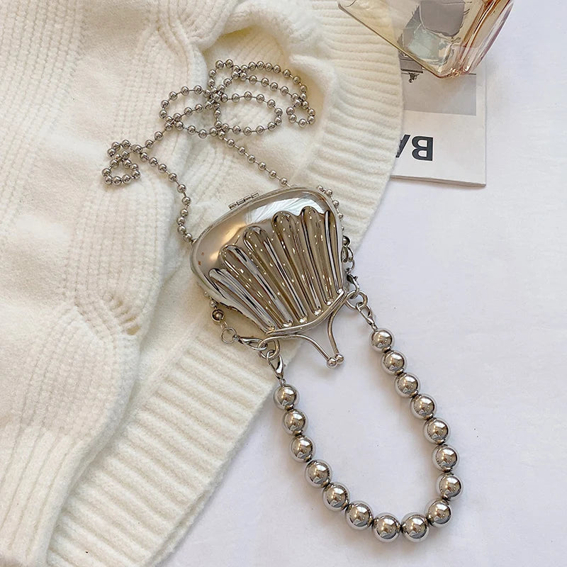 Minaudière metálica mini con cadena cruzada