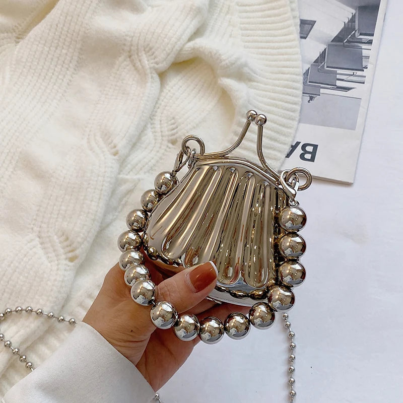 Minaudière metálica mini con cadena cruzada