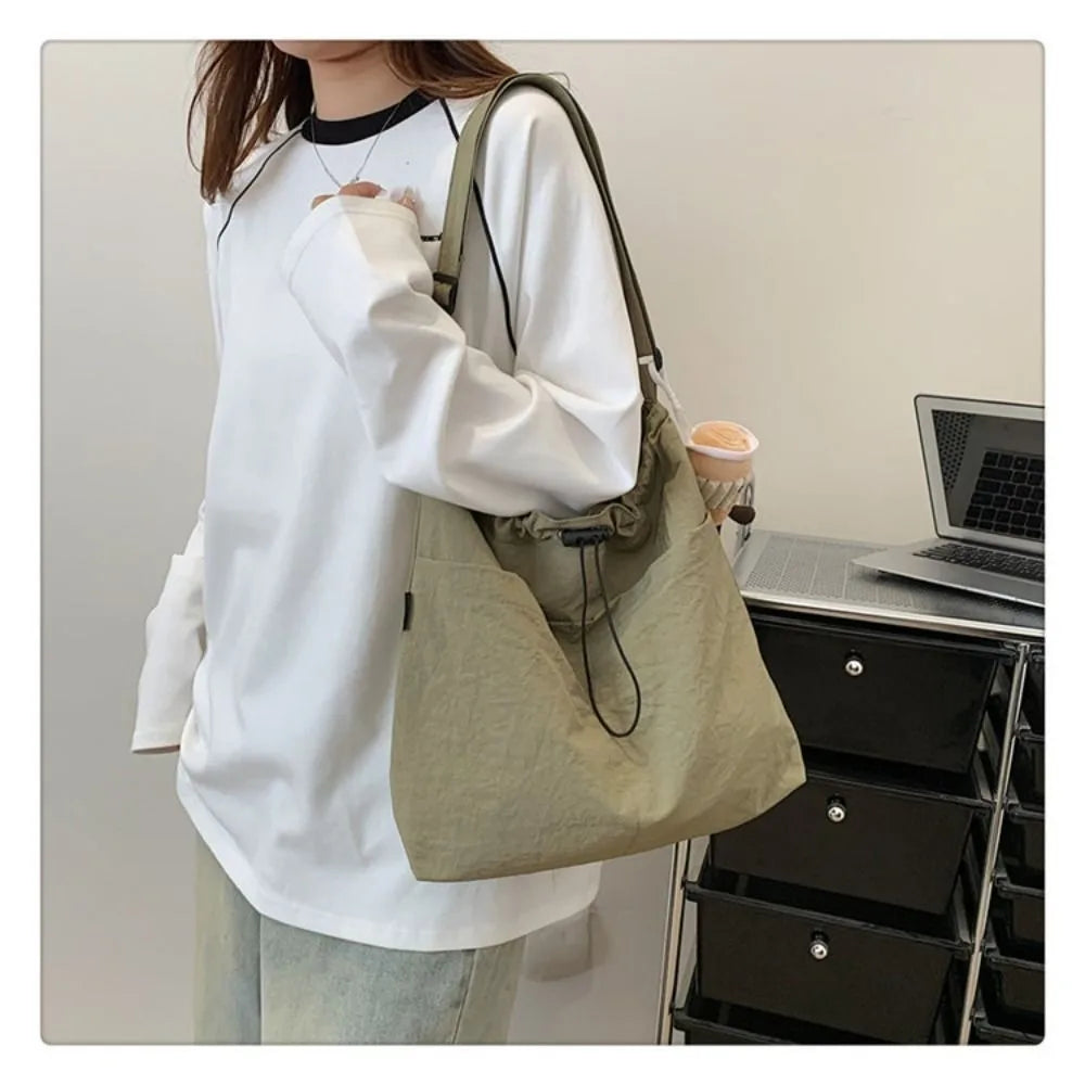 Cartera balde de nylon con cordón y dije opcional