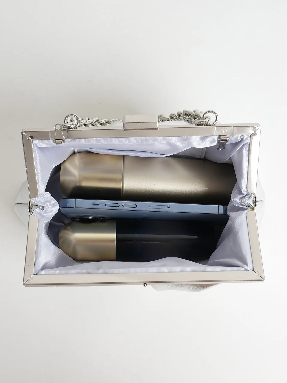 Clutch plisado con broche de marco y cadena