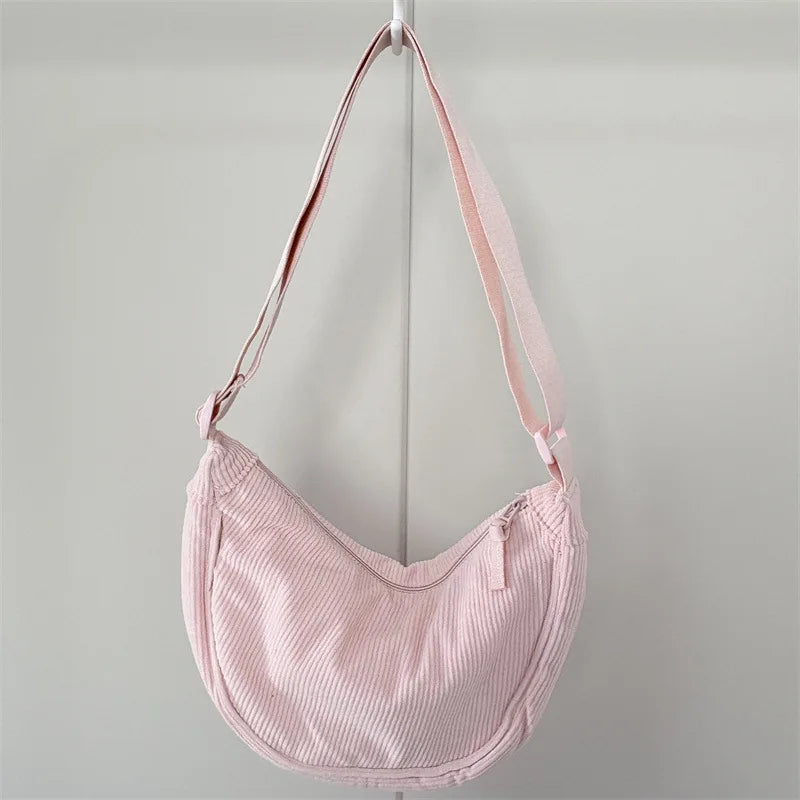 Cartera hobo de corderoy con correa regulable
