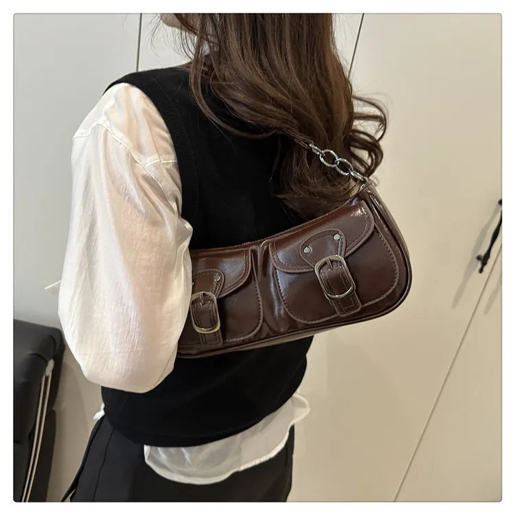 Cartera baguette de PU con bolsillos y tachas