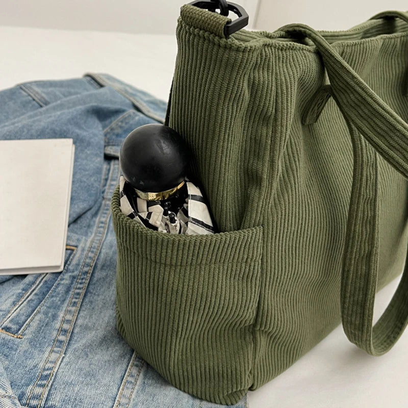 Bolso tote de corderoy con correa ajustable y cierre