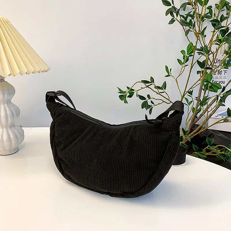 Cartera hobo de corderoy con correa regulable