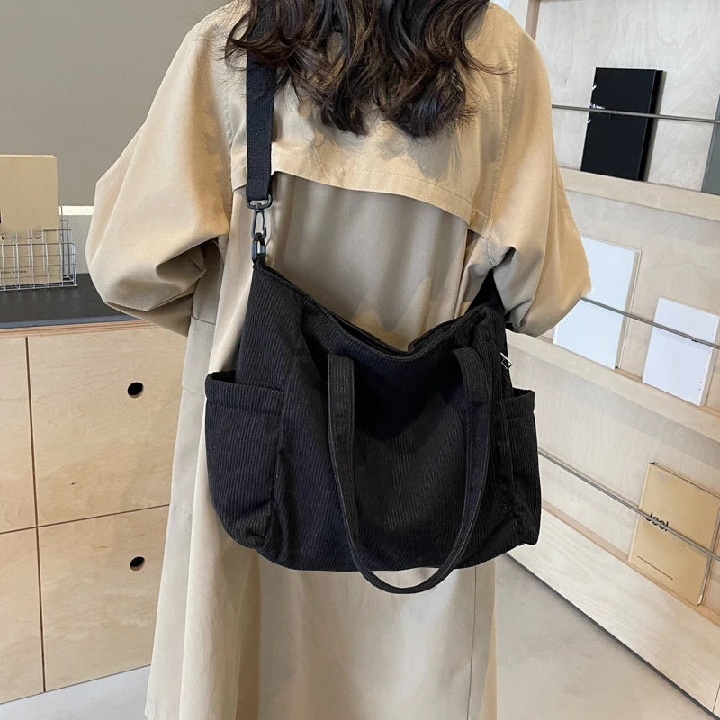 Bolso tote de corderoy con correa ajustable y cierre