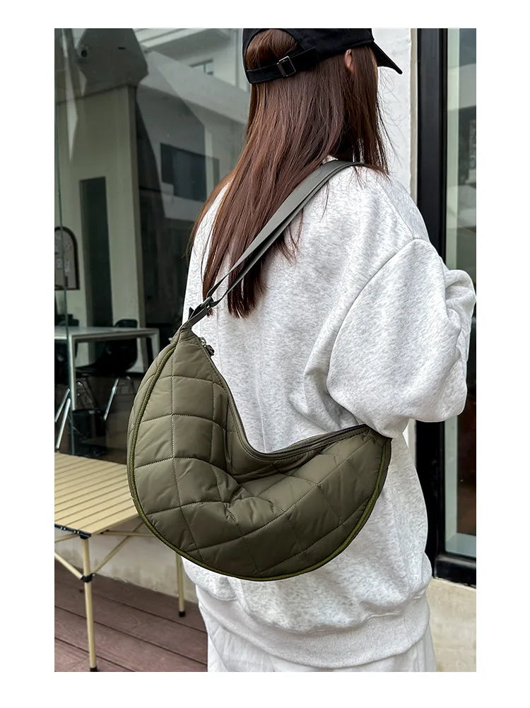 Cartera hobo de nylon con diseño acolchado en rombos