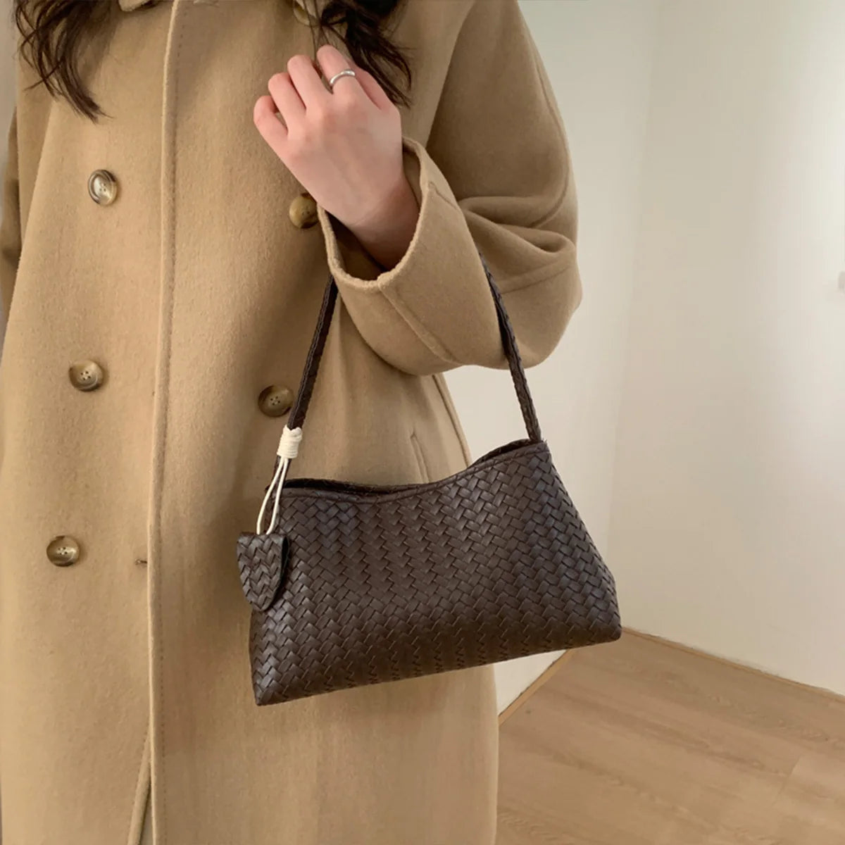 Cartera baguette brillante con textura trenzada
