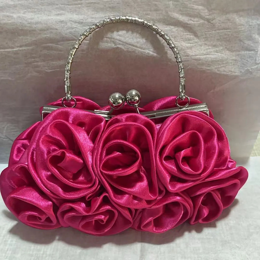 Minaudière rígida con detalle floral y cadena
