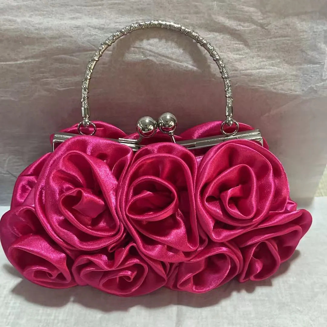 Minaudière rígida con detalle floral y cadena