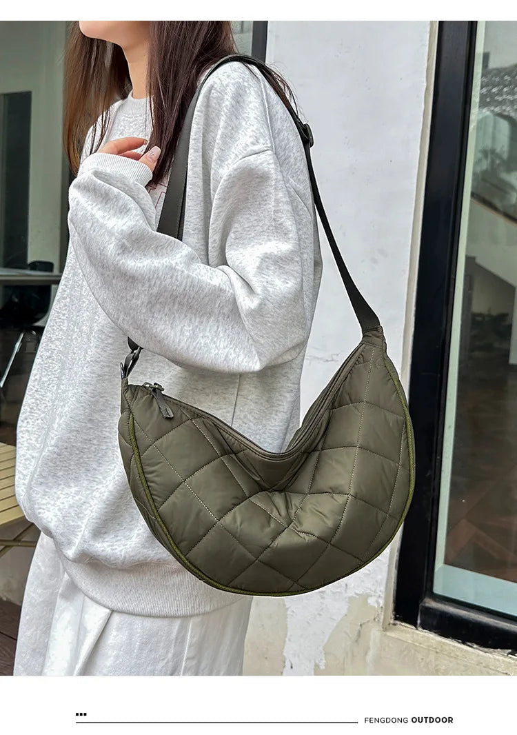 Cartera hobo de nylon con diseño acolchado en rombos