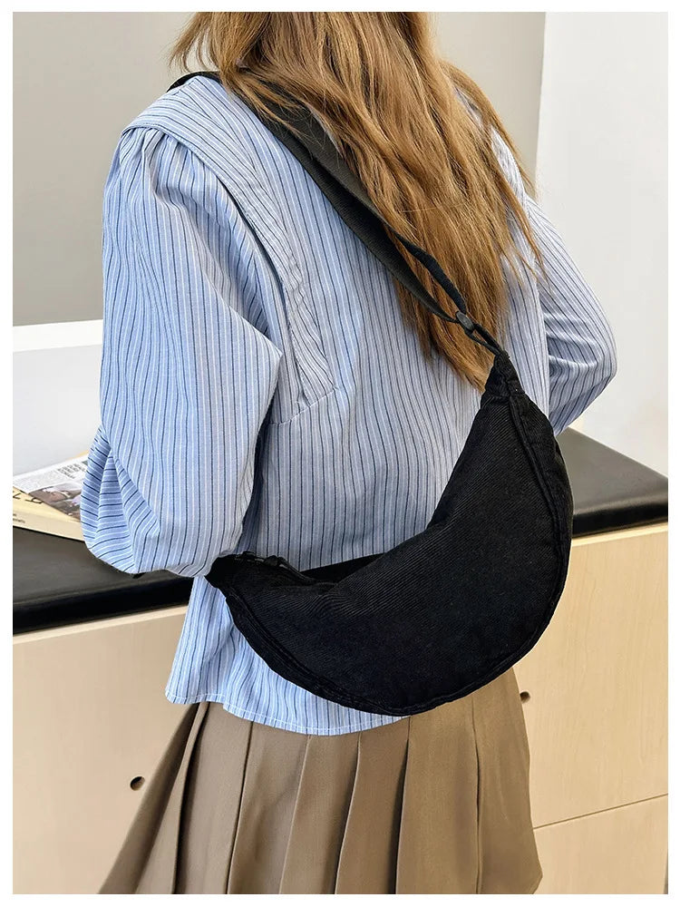 Cartera hobo de corderoy con correa regulable