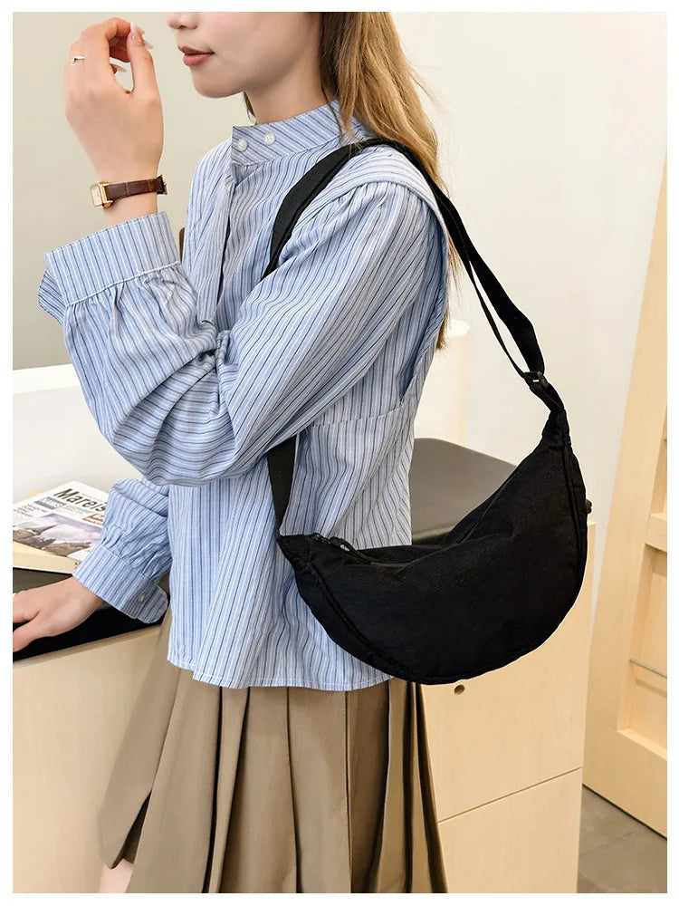 Cartera hobo de corderoy con correa regulable
