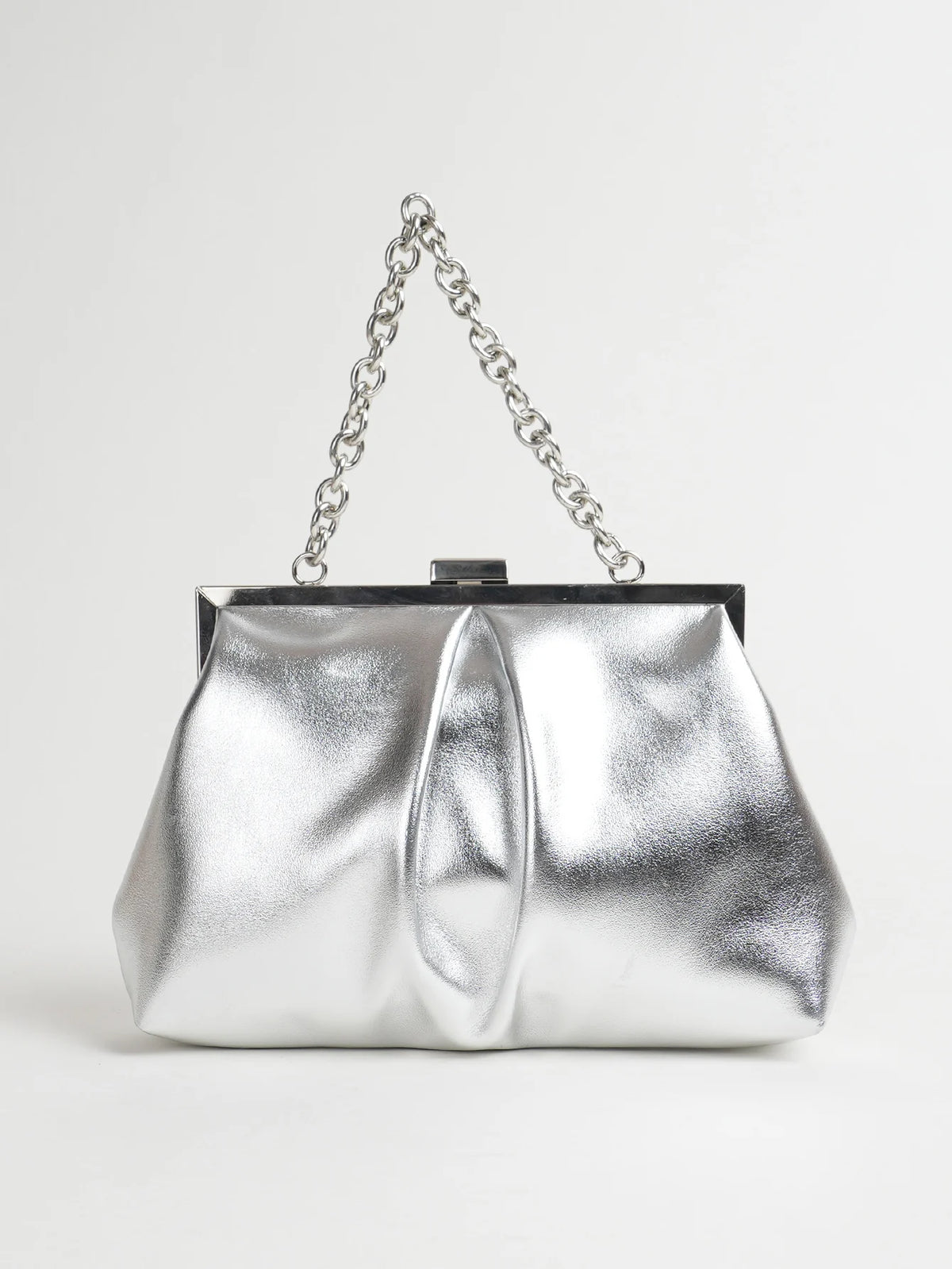 Clutch plisado con broche de marco y cadena