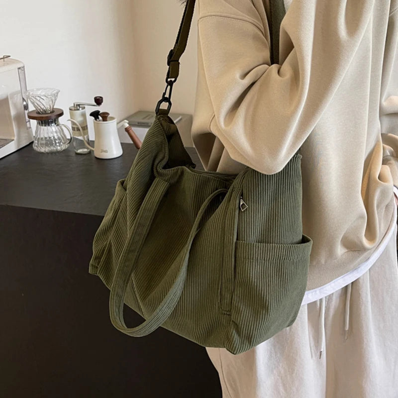 Bolso tote de corderoy con correa ajustable y cierre