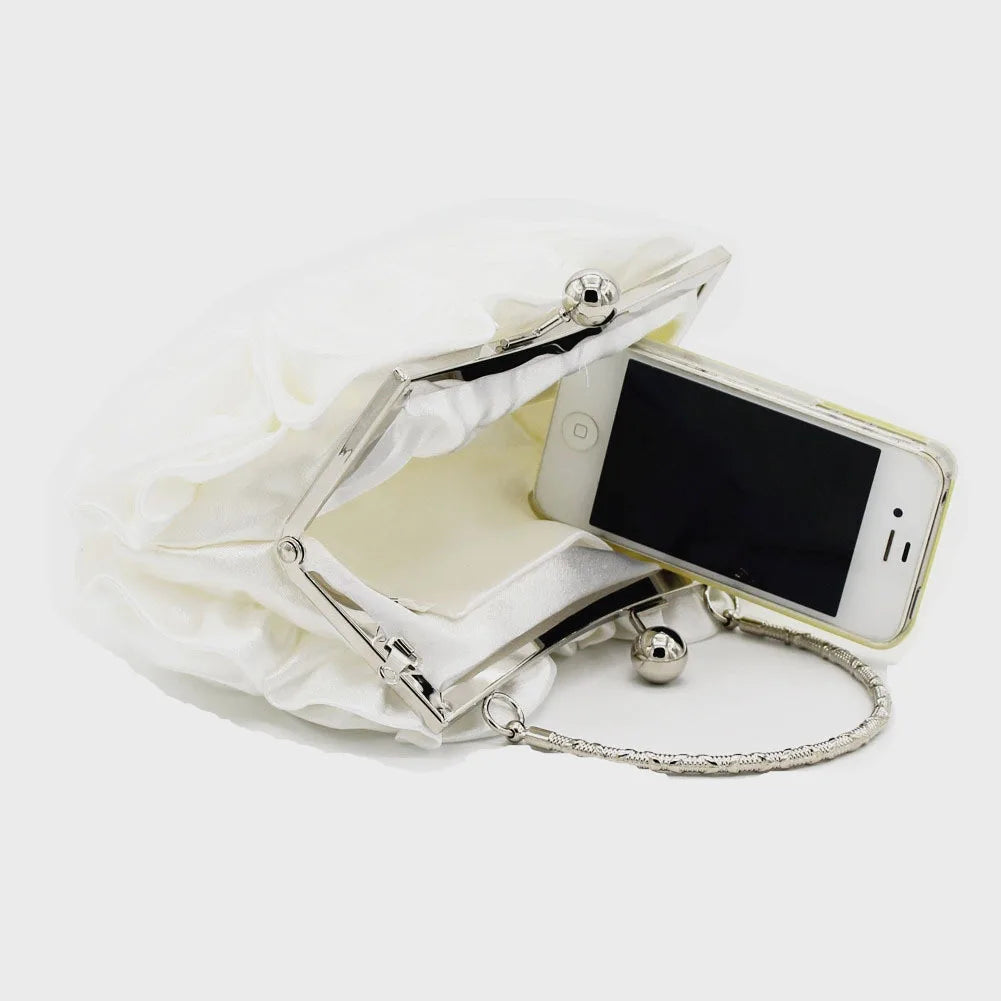 Minaudière rígida con detalle floral y cadena