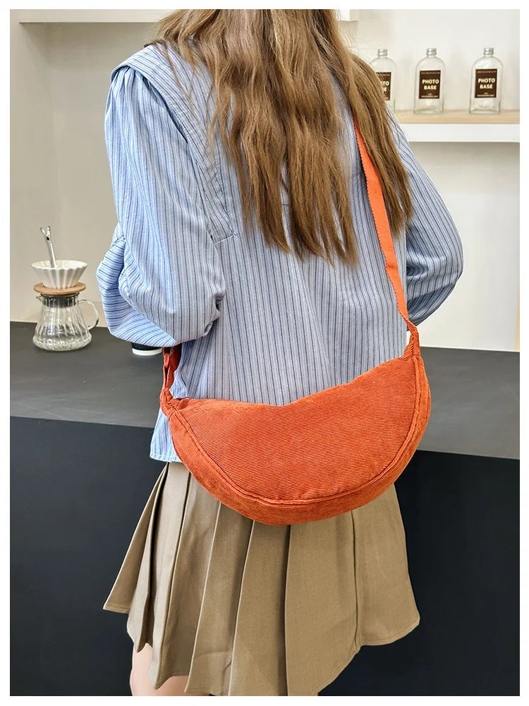 Cartera hobo de corderoy con correa regulable