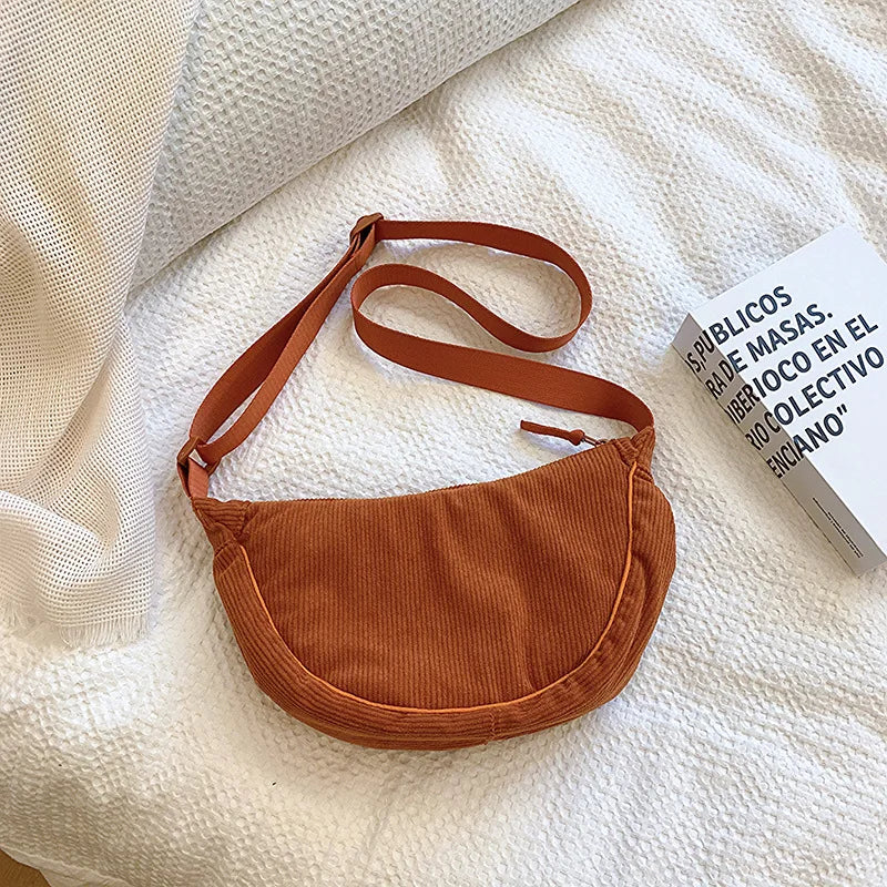 Cartera hobo de corderoy con correa regulable