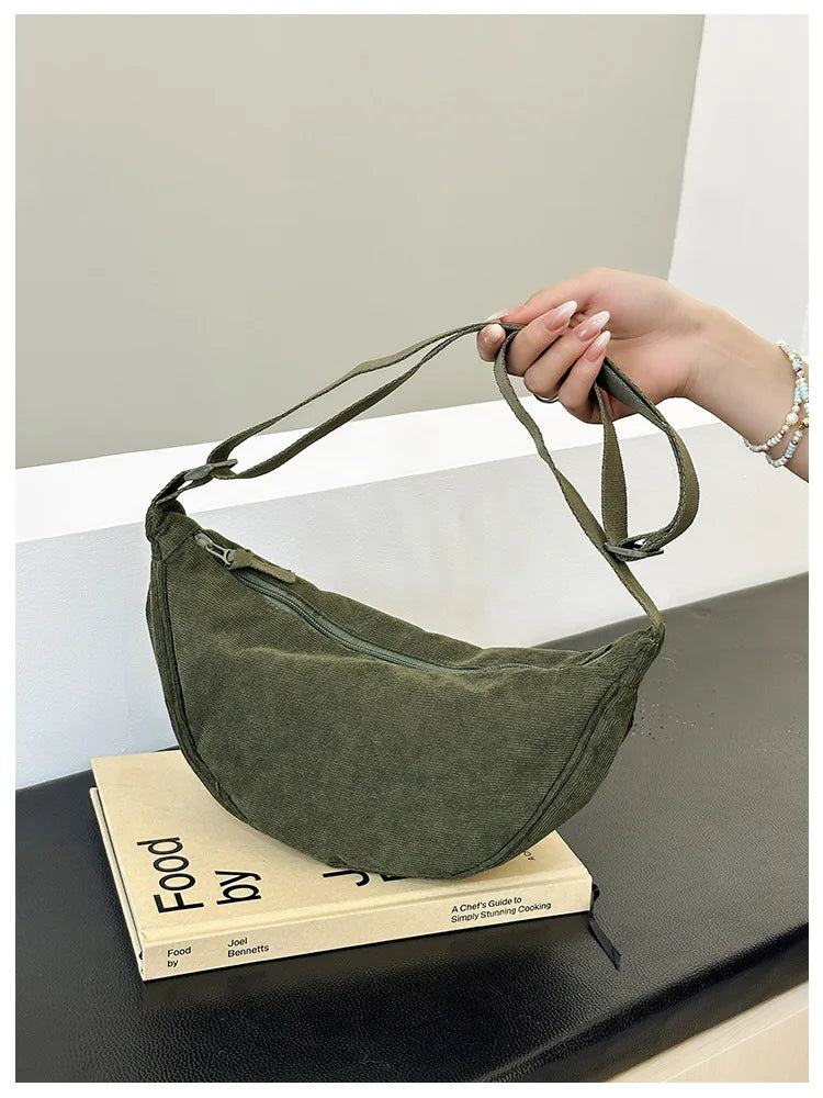 Cartera hobo de corderoy con correa regulable