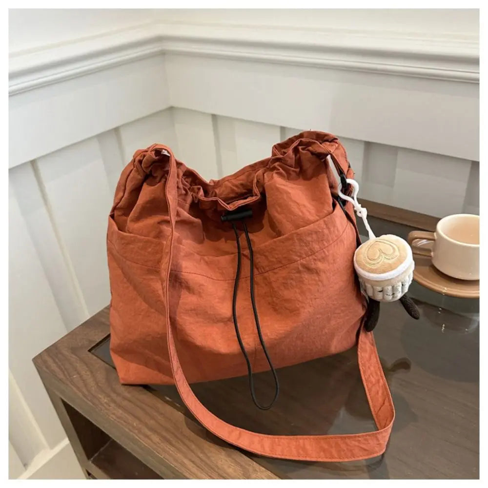 Cartera balde de nylon con cordón y dije opcional