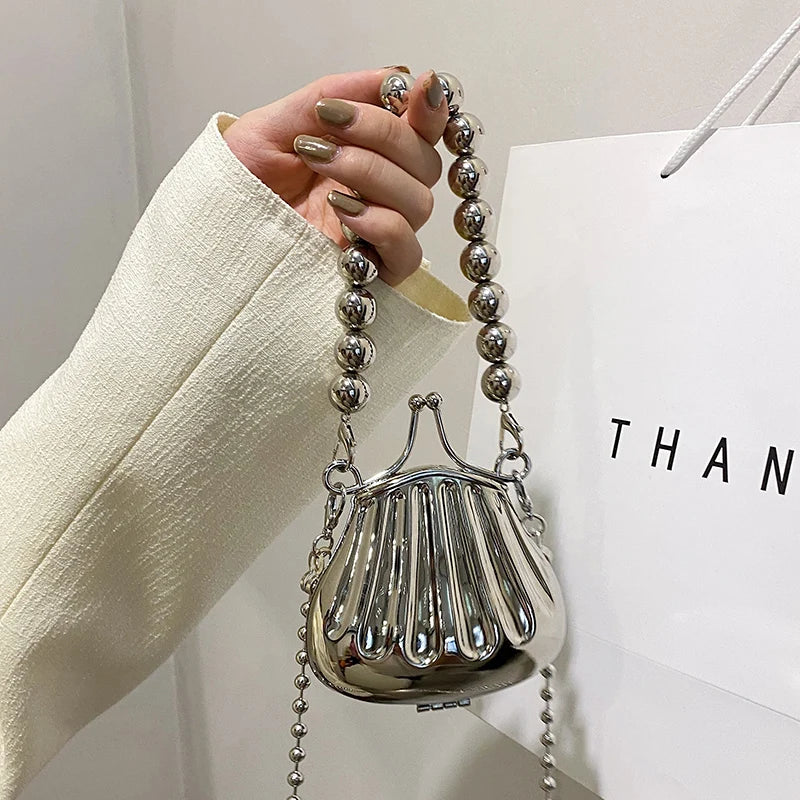 Minaudière metálica mini con cadena cruzada