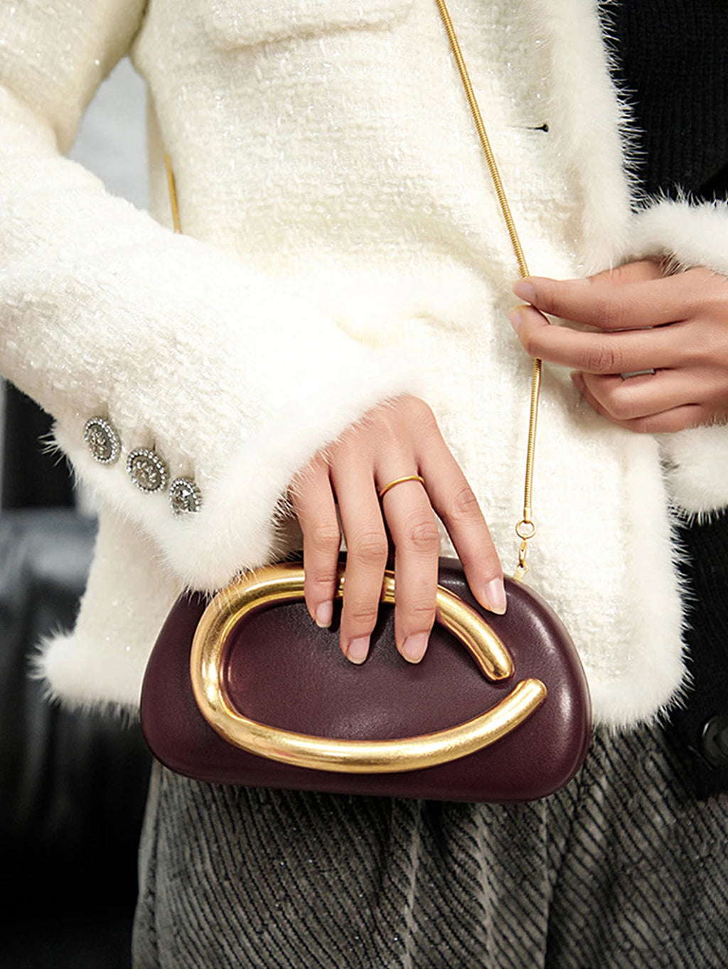 Clutch ovalado de fiesta con cadena y cierre metálico
