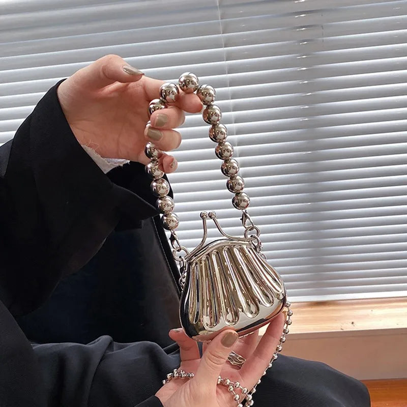Minaudière metálica mini con cadena cruzada