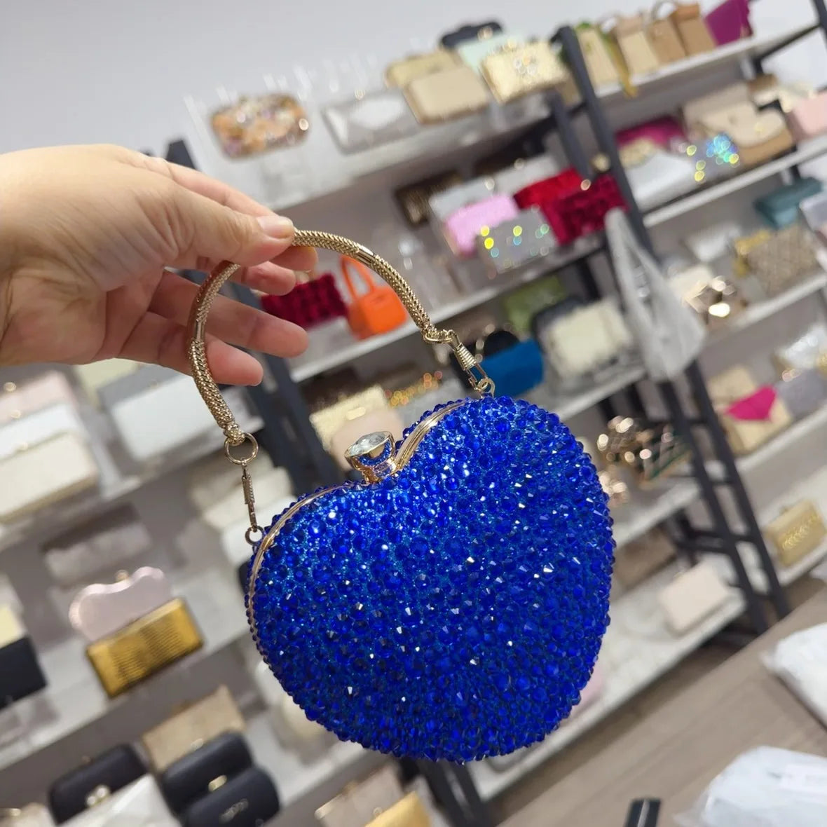 Clutch metálico de corazón con strass