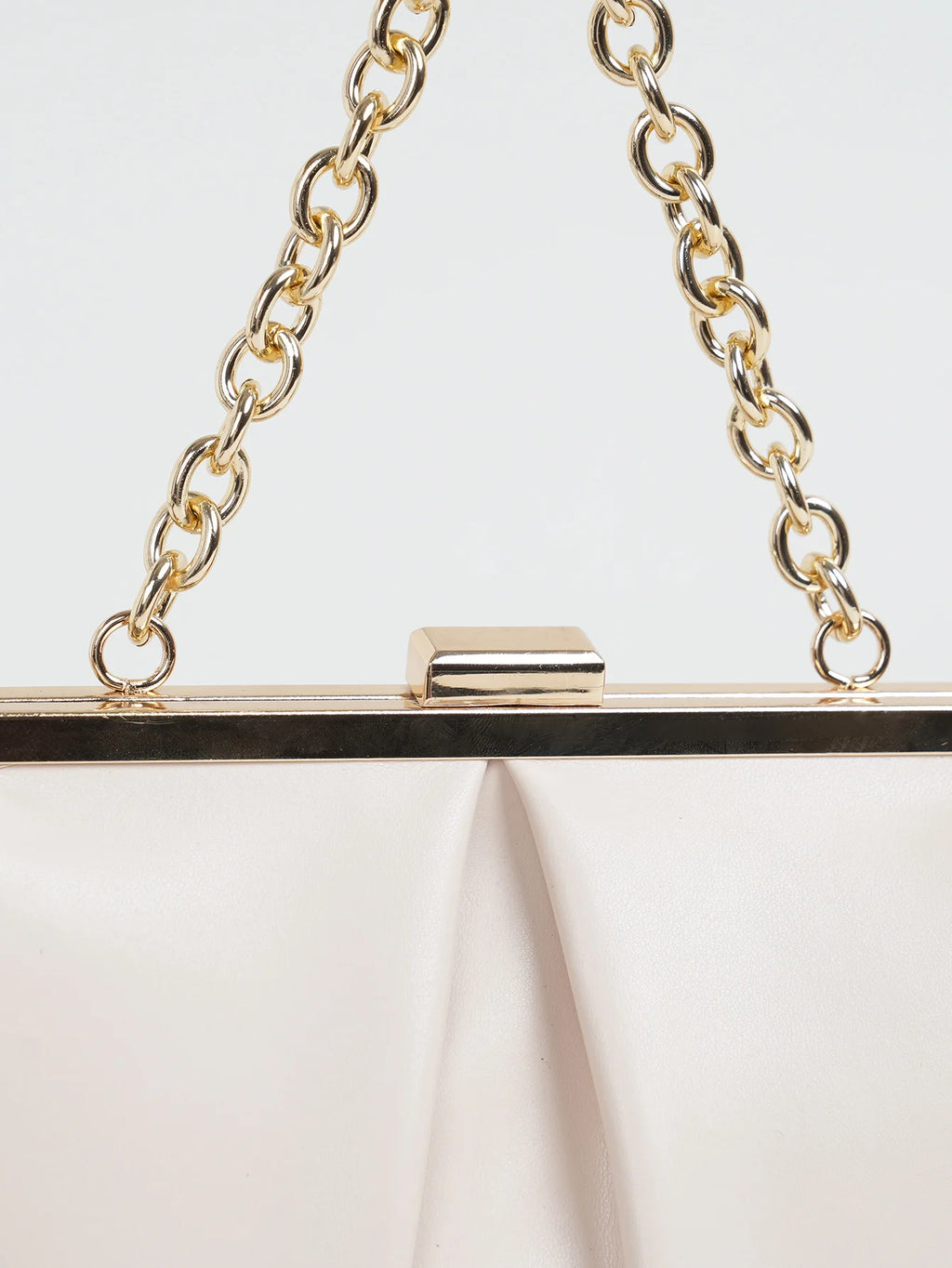 Clutch plisado con broche de marco y cadena