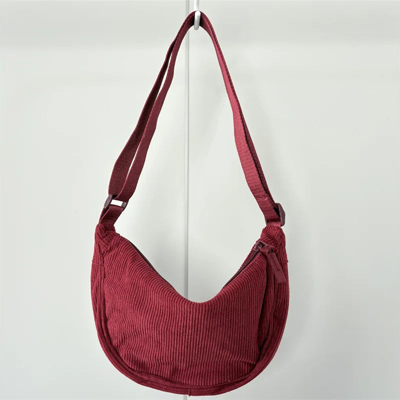 Cartera hobo de corderoy con correa regulable
