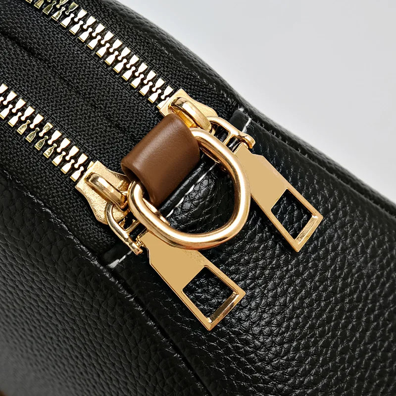 Bandolera negra de cuero con silueta curva
