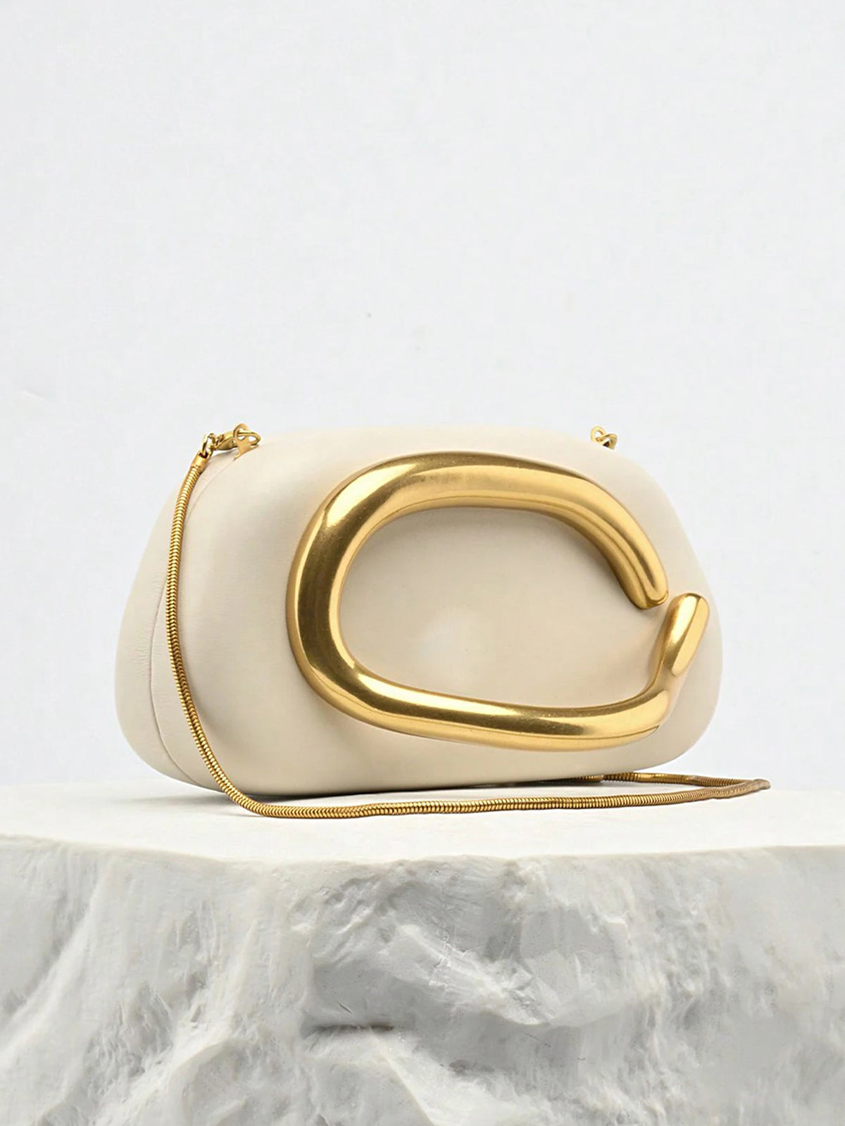 Clutch ovalado de fiesta con cadena y cierre metálico