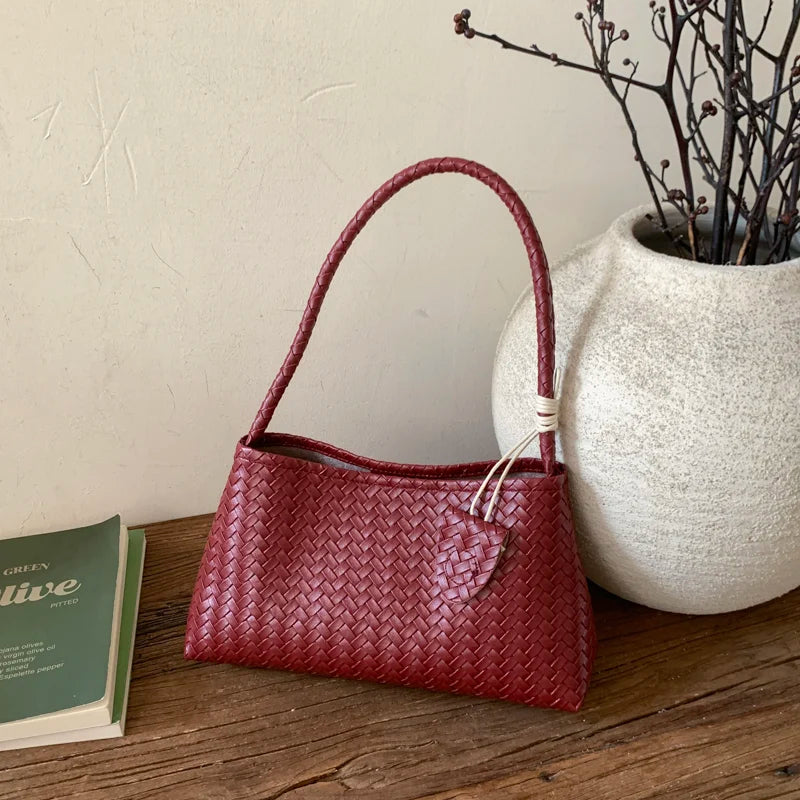 Cartera baguette brillante con textura trenzada