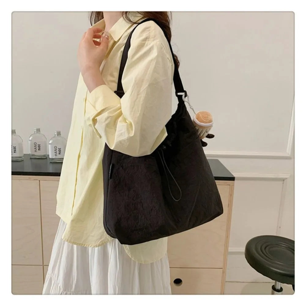 Cartera balde de nylon con cordón y dije opcional