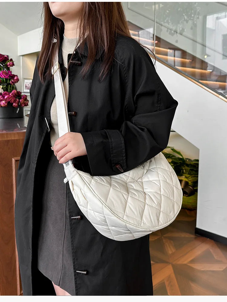 Cartera hobo de nylon con diseño acolchado en rombos