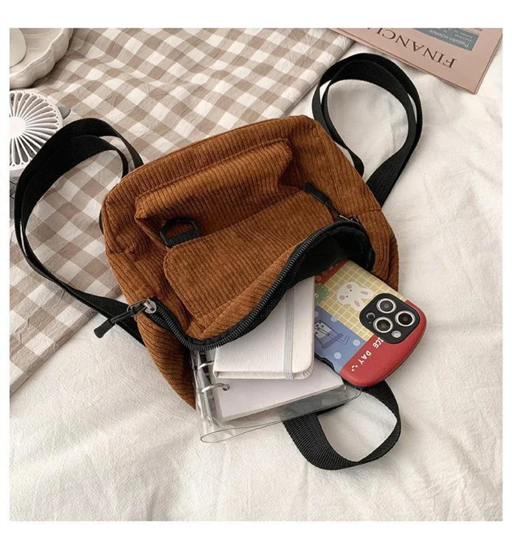Mini mochila de corderoy con correa regulable
