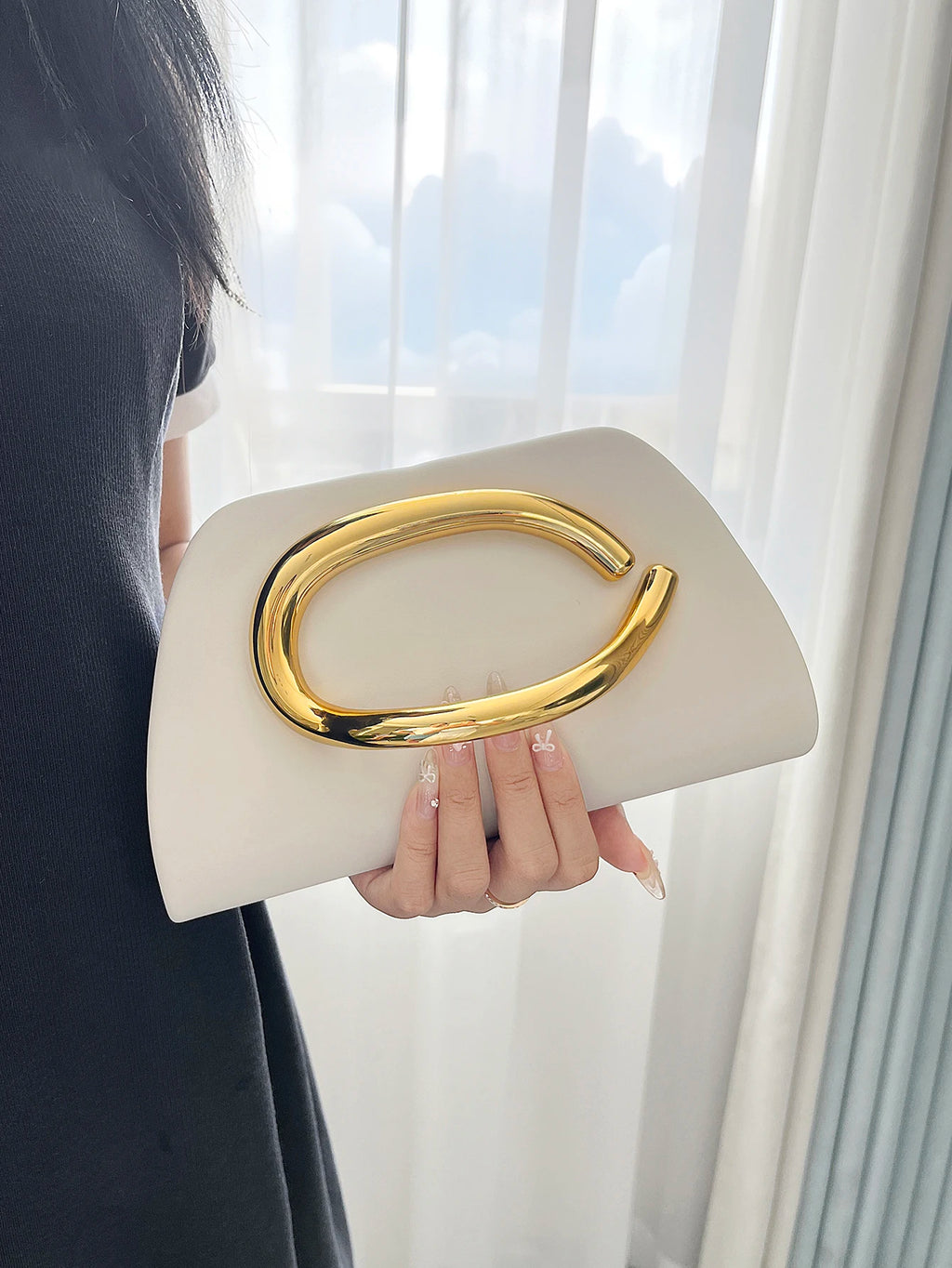 Clutch tipo caja con broche dorado y cadena