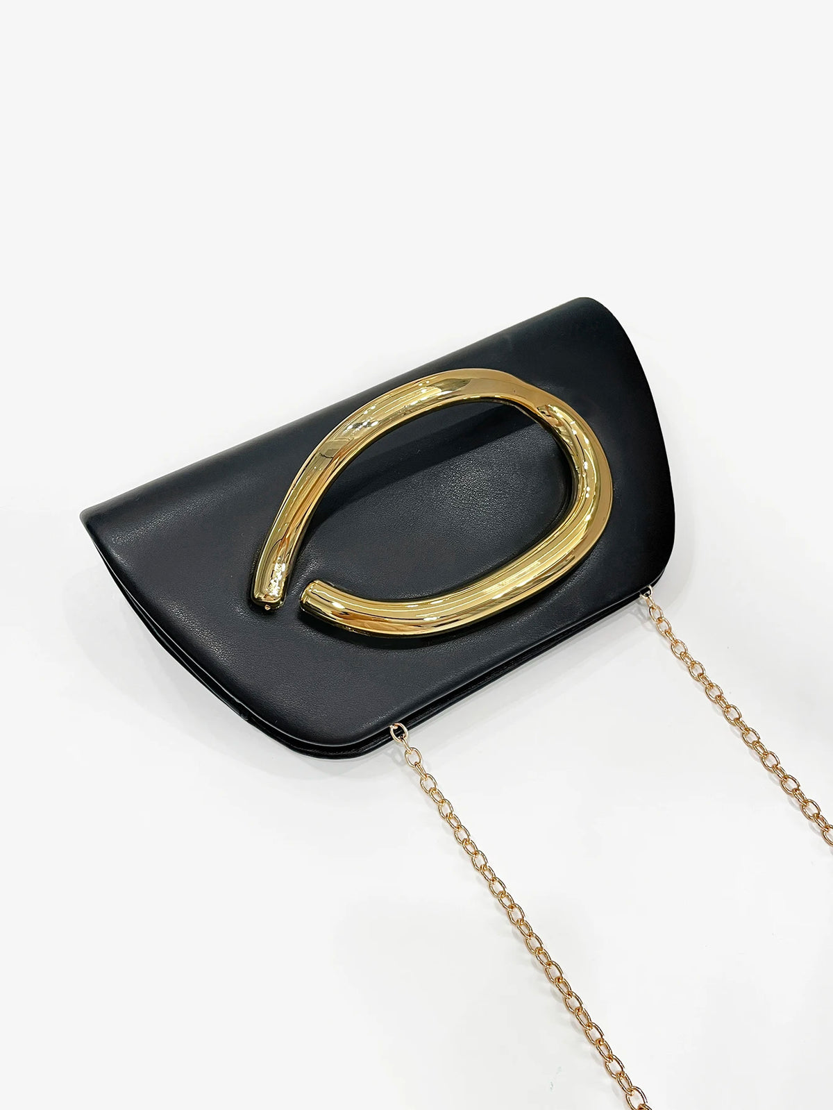 Clutch tipo caja con broche dorado y cadena