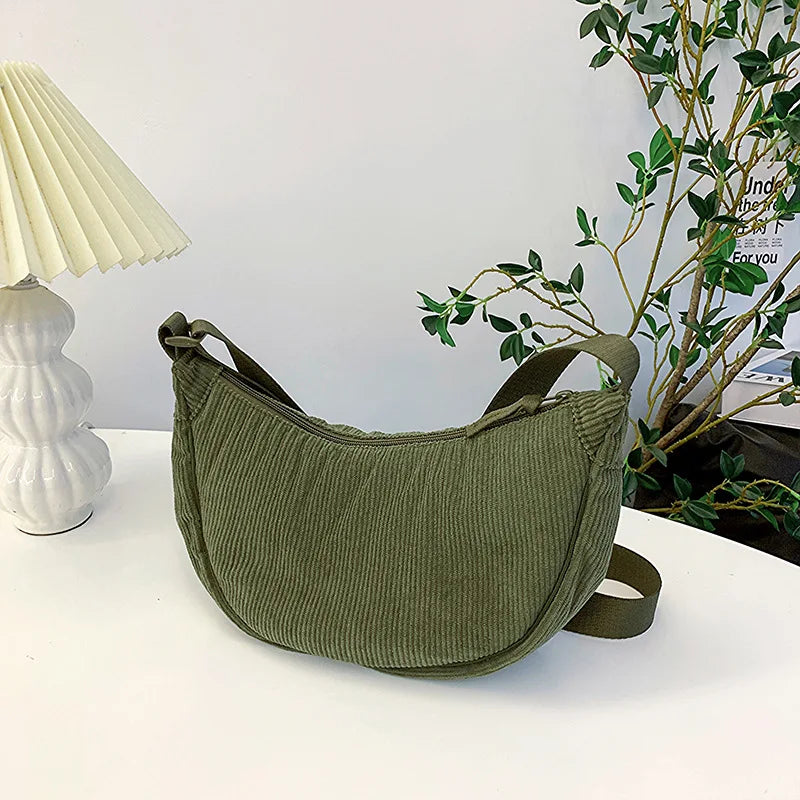 Cartera hobo de corderoy con correa regulable