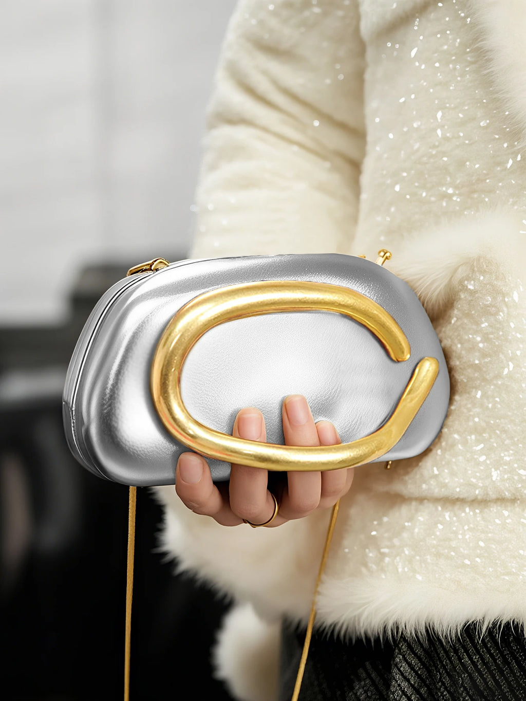 Clutch ovalado de fiesta con cadena y cierre metálico