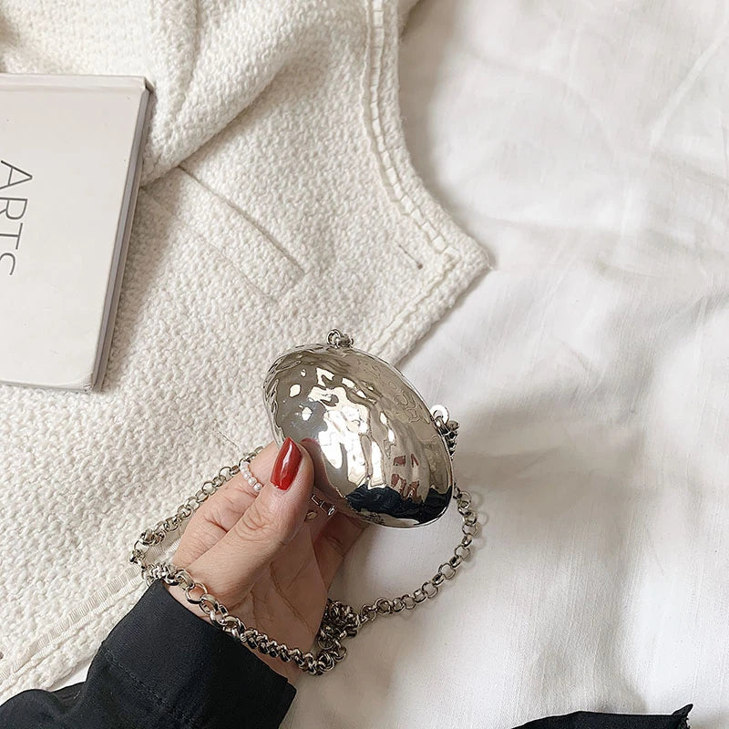 Minaudière metálica mini con cadena cruzada
