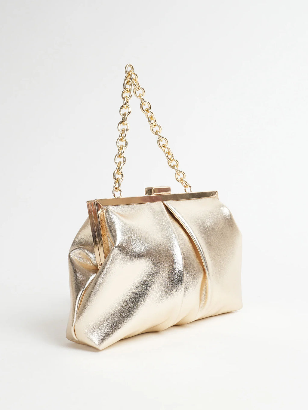 Clutch plisado con broche de marco y cadena