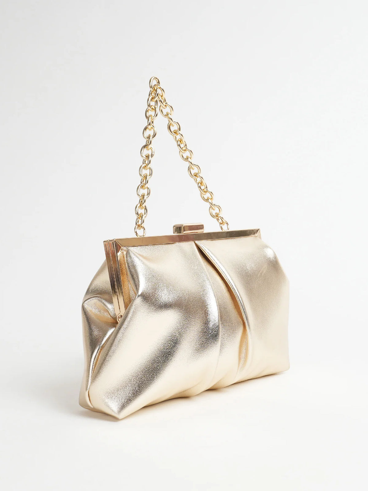 Clutch plisado con broche de marco y cadena