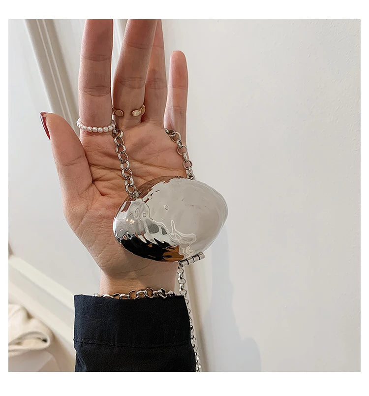 Minaudière metálica mini con cadena cruzada