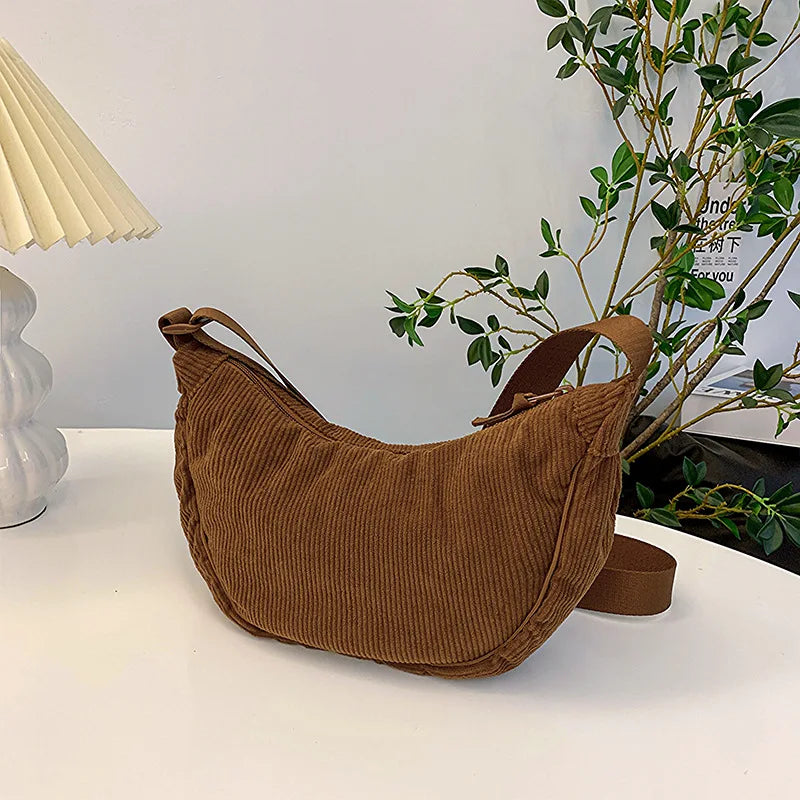 Cartera hobo de corderoy con correa regulable