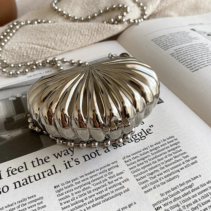 Minaudière metálica mini con cadena cruzada