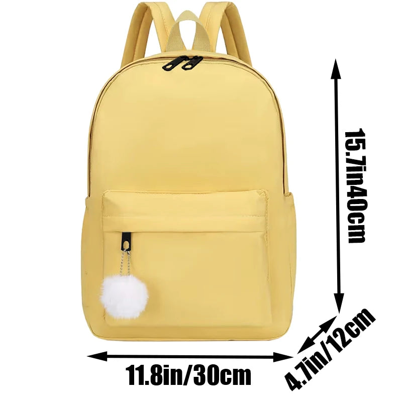 Mochila de nylon con pompón decorativo