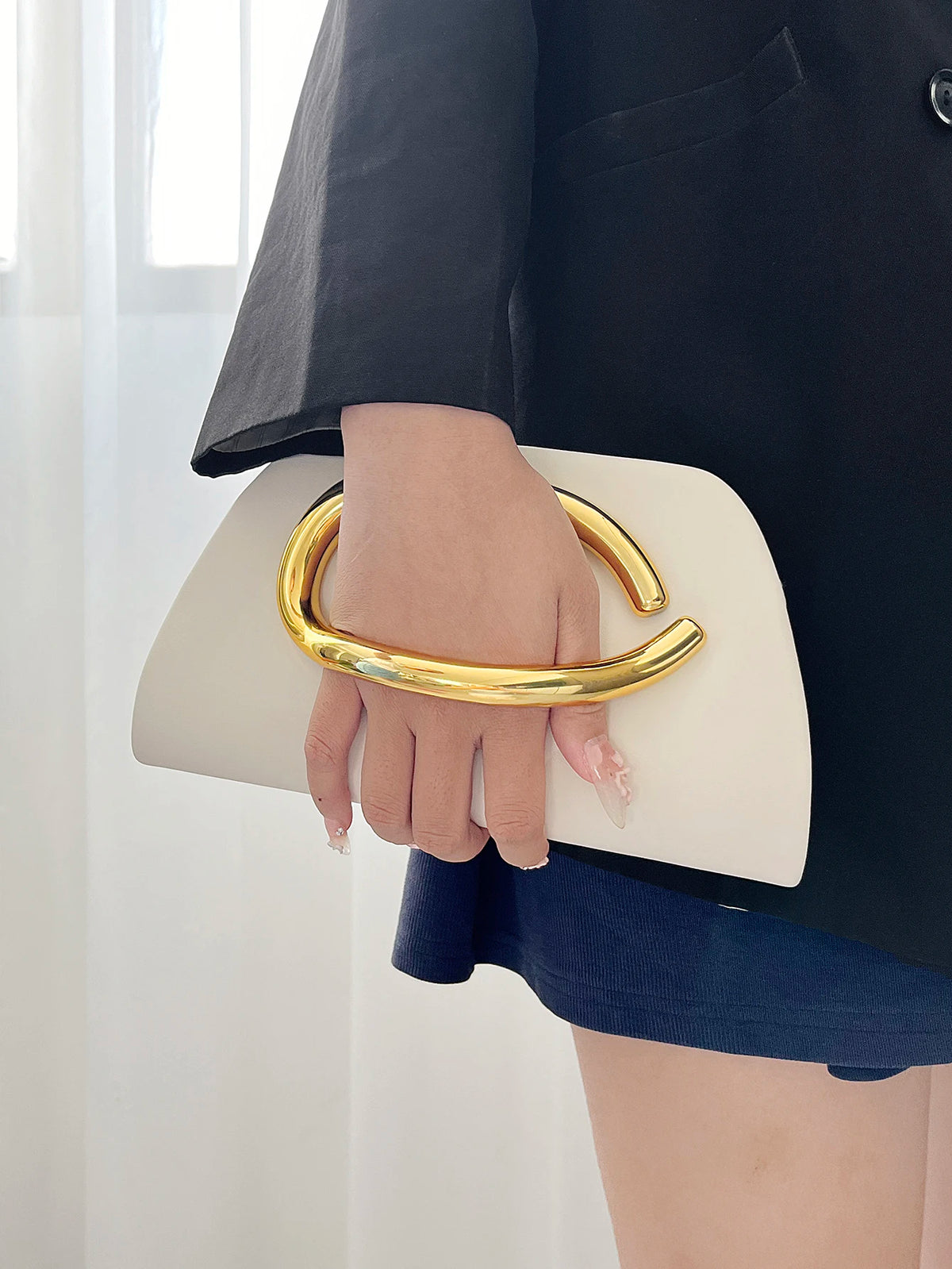 Clutch tipo caja con broche dorado y cadena