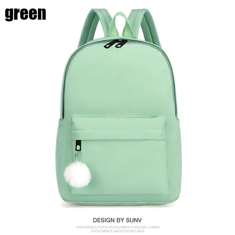 Mochila de nylon con pompón decorativo