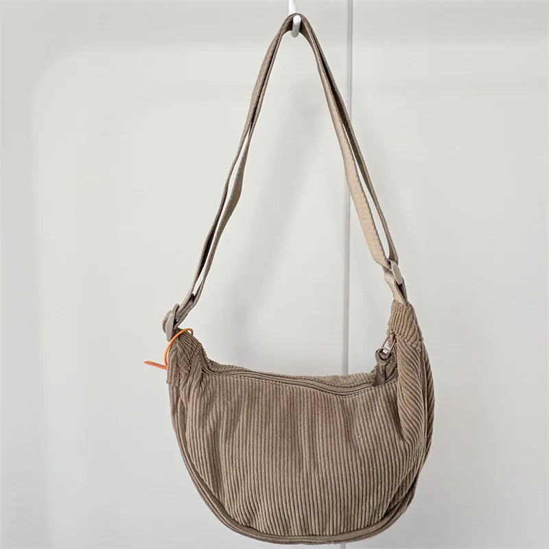Cartera hobo de corderoy con correa regulable