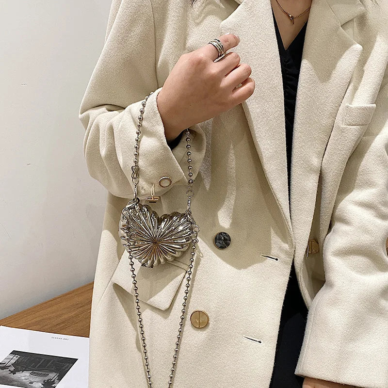 Minaudière metálica mini con cadena cruzada